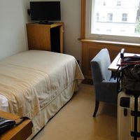 狭いビジネスホテルの部屋イメージ